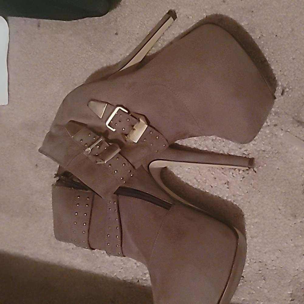 Andrea Gray Ankle Boots in 7 1/2